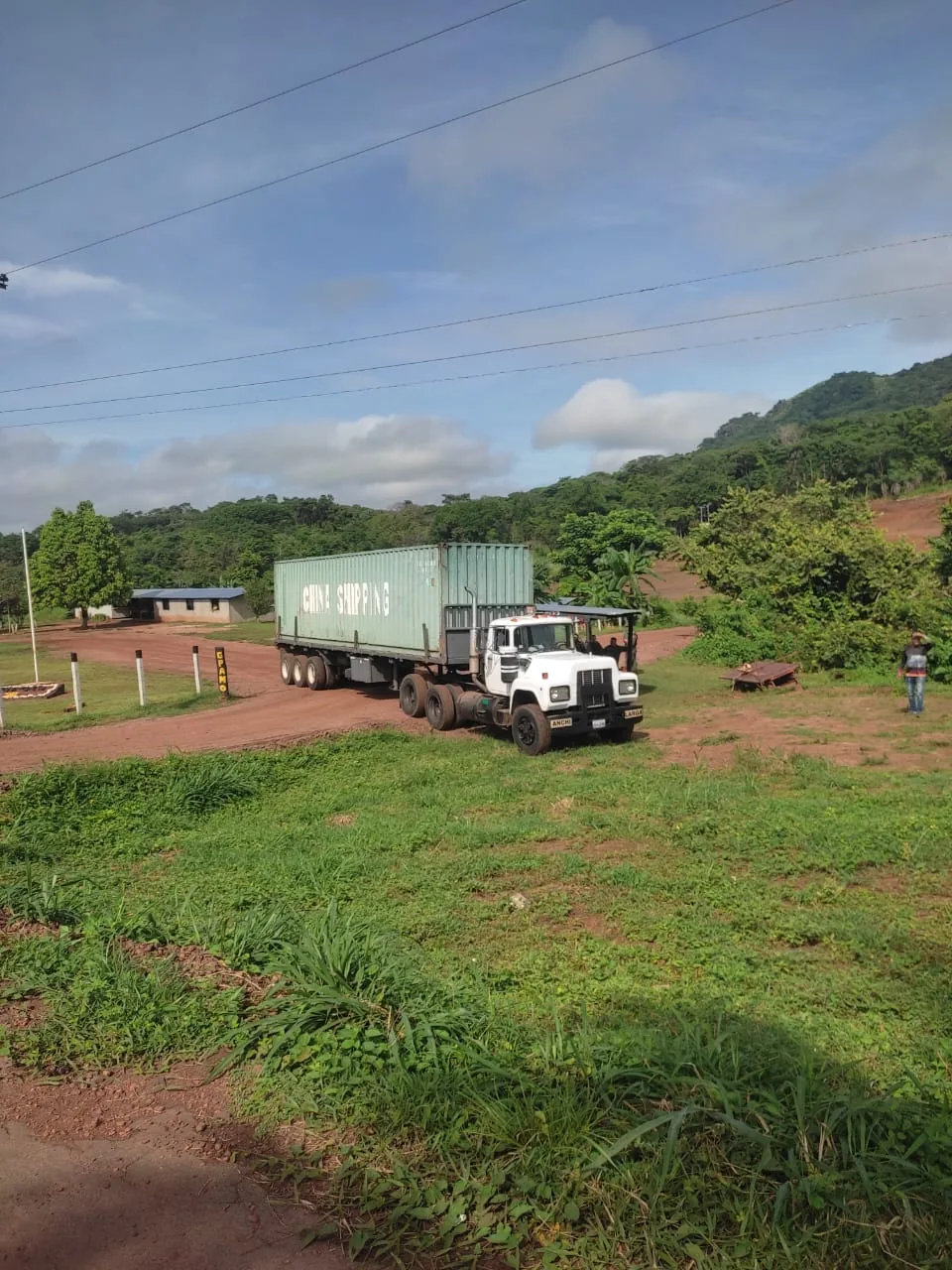 Camión con contenedor en la operación