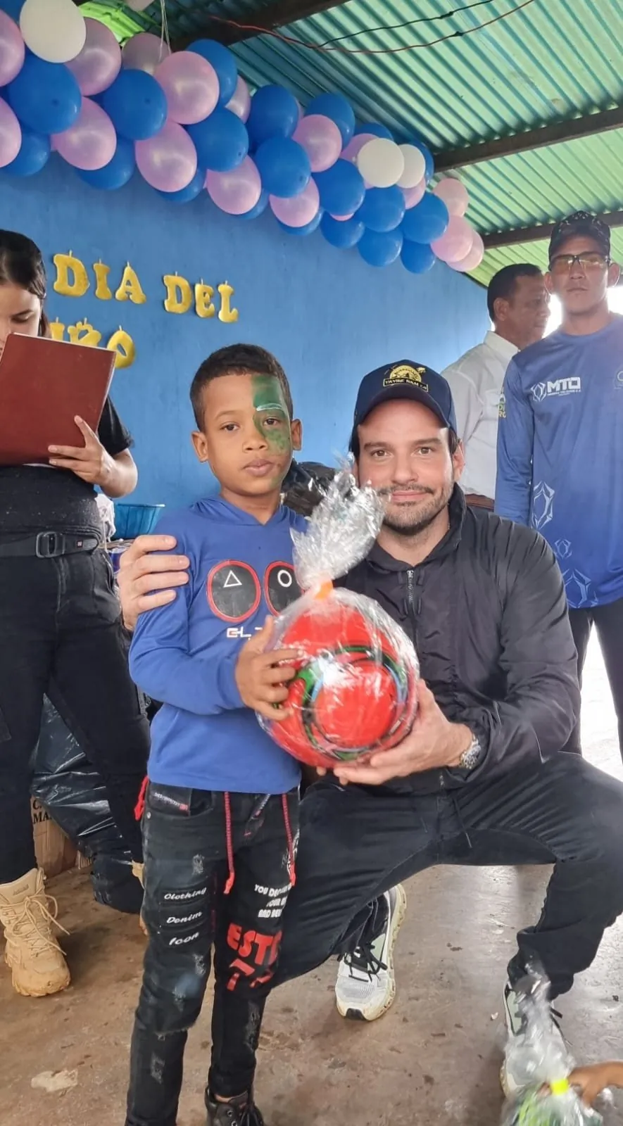 Entrega de regalos en el Día del Niño