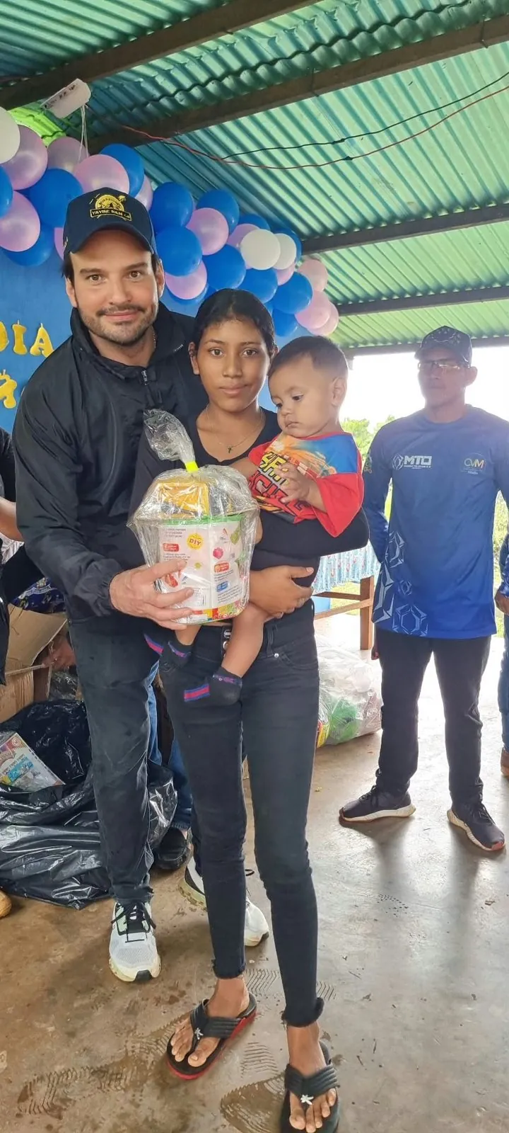 Entrega de regalos a una familia en el Día del Niño
