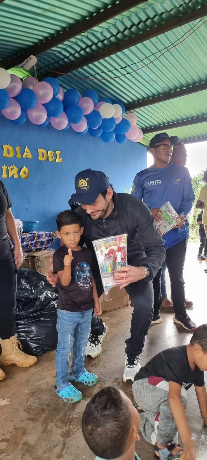 Entrega de regalos a un niño