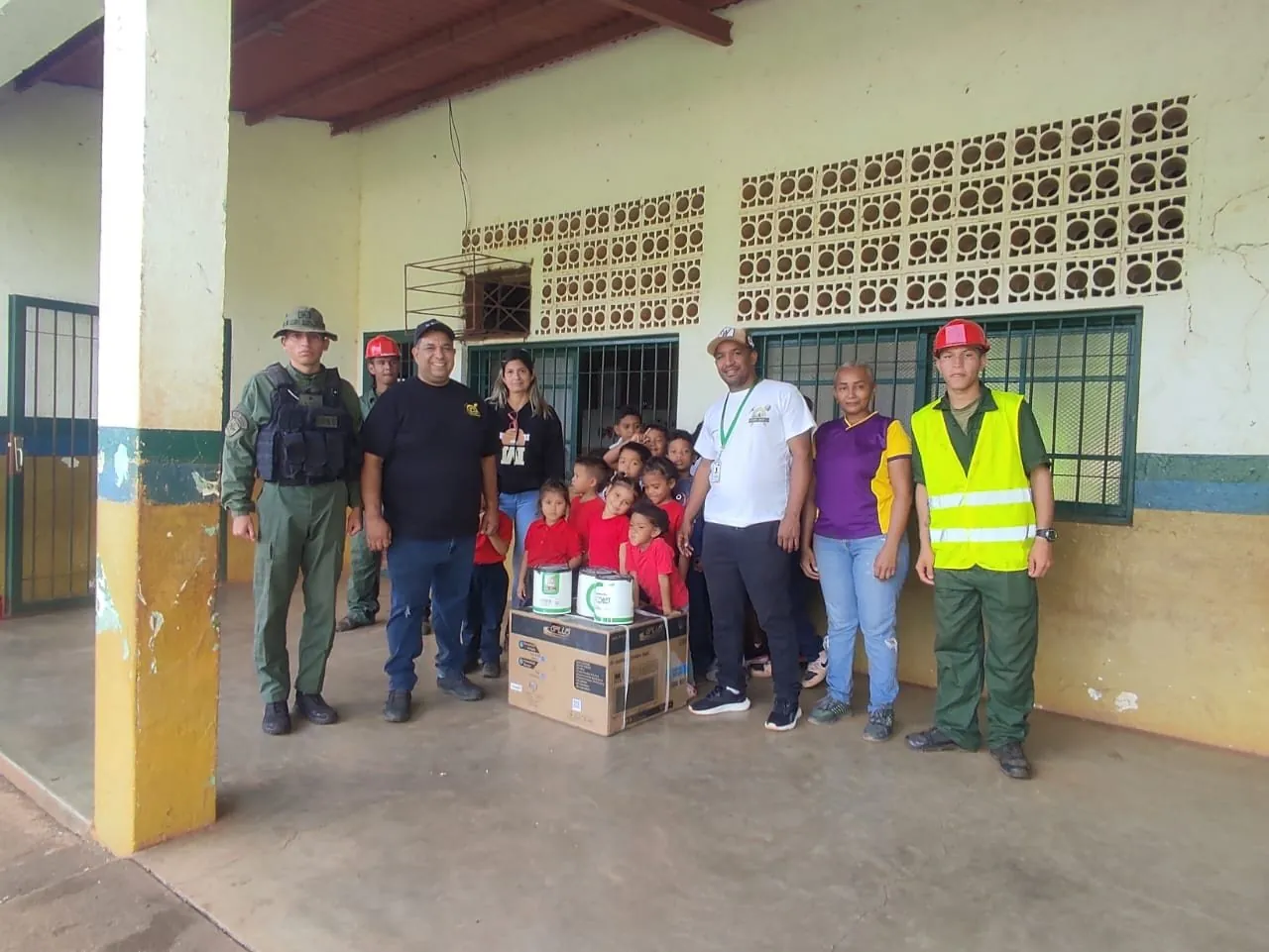 Donación a una escuela de la zona