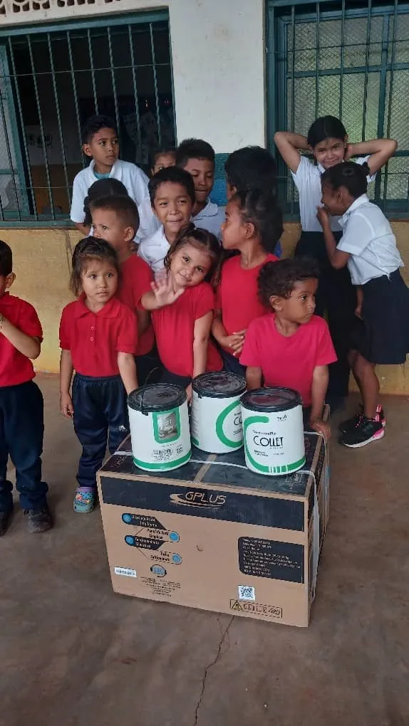 Niños de la escuela con la donación