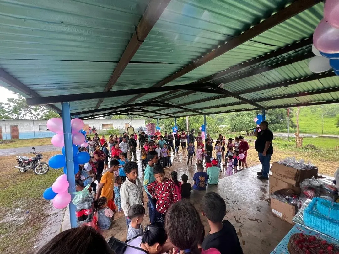 Niños de la comunidad en la celebración